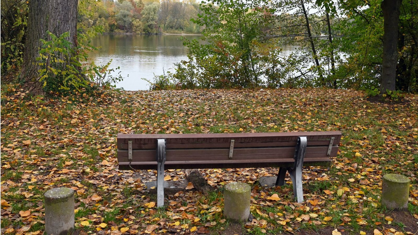 Flucht in idyllischer Umgebung: An diesem Baggersee bei Germersheim ist ein verurteilter Mörder im vergangenen Herbst seinen Bewachern entkommen.Foto: dpa/Uli Deck Flucht in idyllischer Umgebung: An diesem Baggersee bei Germersheim ist ein verurteilter Mörder im vergangenen Herbst seinen Bewachern entkommen.Foto: dpa/Uli Deck