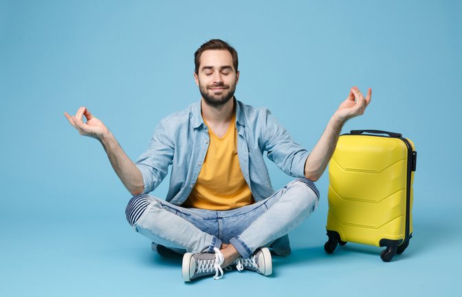 Der Begriff „Rawdogging“ wird vor allem im Englischen verwendet. Wann der Begriff benutzt wird und was „Raw-Dogging“ mit Flugreisen zu tun hat, erfahren Sie hier.<span class='image-autor'>Foto: ViDI Studio / Shutterstock.com</span>