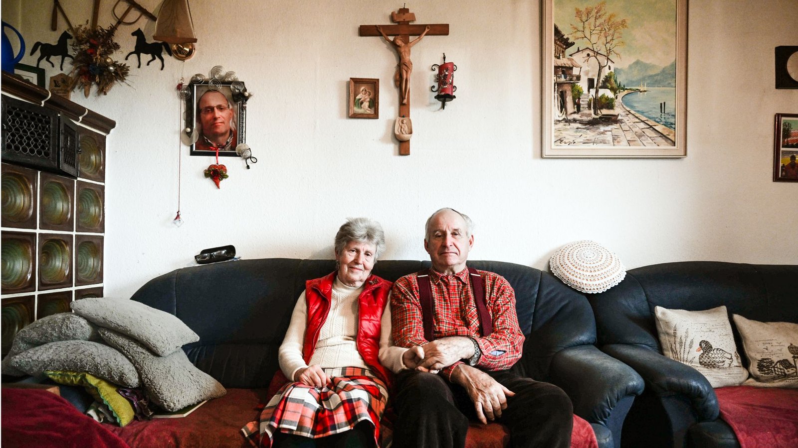 Lydia und Hans sitzen gern im Esszimmer ihres Wohnhauses auf dem Aussiedlerhof, hier haben sie zwei Sofas aufgestelltFoto: Sichtlichmensch/Andy Reiner Lydia und Hans sitzen gern im Esszimmer ihres Wohnhauses auf dem Aussiedlerhof, hier haben sie zwei Sofas aufgestelltFoto: Sichtlichmensch/Andy Reiner