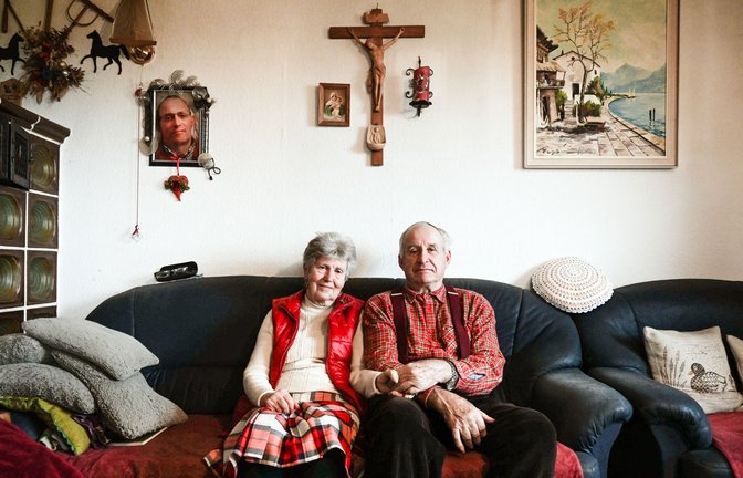 Lydia und Hans sitzen gern im Esszimmer ihres Wohnhauses auf dem Aussiedlerhof, hier haben sie zwei Sofas aufgestellt<span class='image-autor'>Foto: Sichtlichmensch/Andy Reiner</span>
