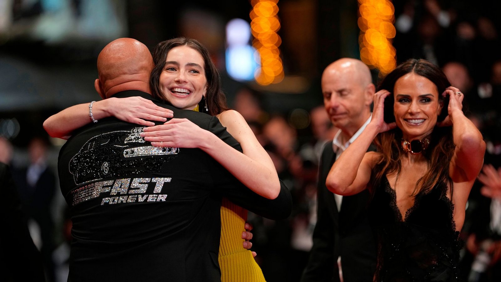 Vin Diesel umarmt die Tochter von Paul Walker, Meadow Walker.Foto: Andreea Alexandru/Invision/AP/dpa Vin Diesel umarmt die Tochter von Paul Walker, Meadow Walker.Foto: Andreea Alexandru/Invision/AP/dpa