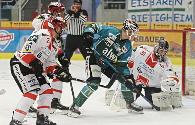 Ein Treffer gelang Juniorennationalspieler Fabion Kuqi (Zweiter von rechts) in der DEL 2 für die Bietigheim Steelers in seinen 35 Einsätzen bisher noch nicht. Foto: Baumann