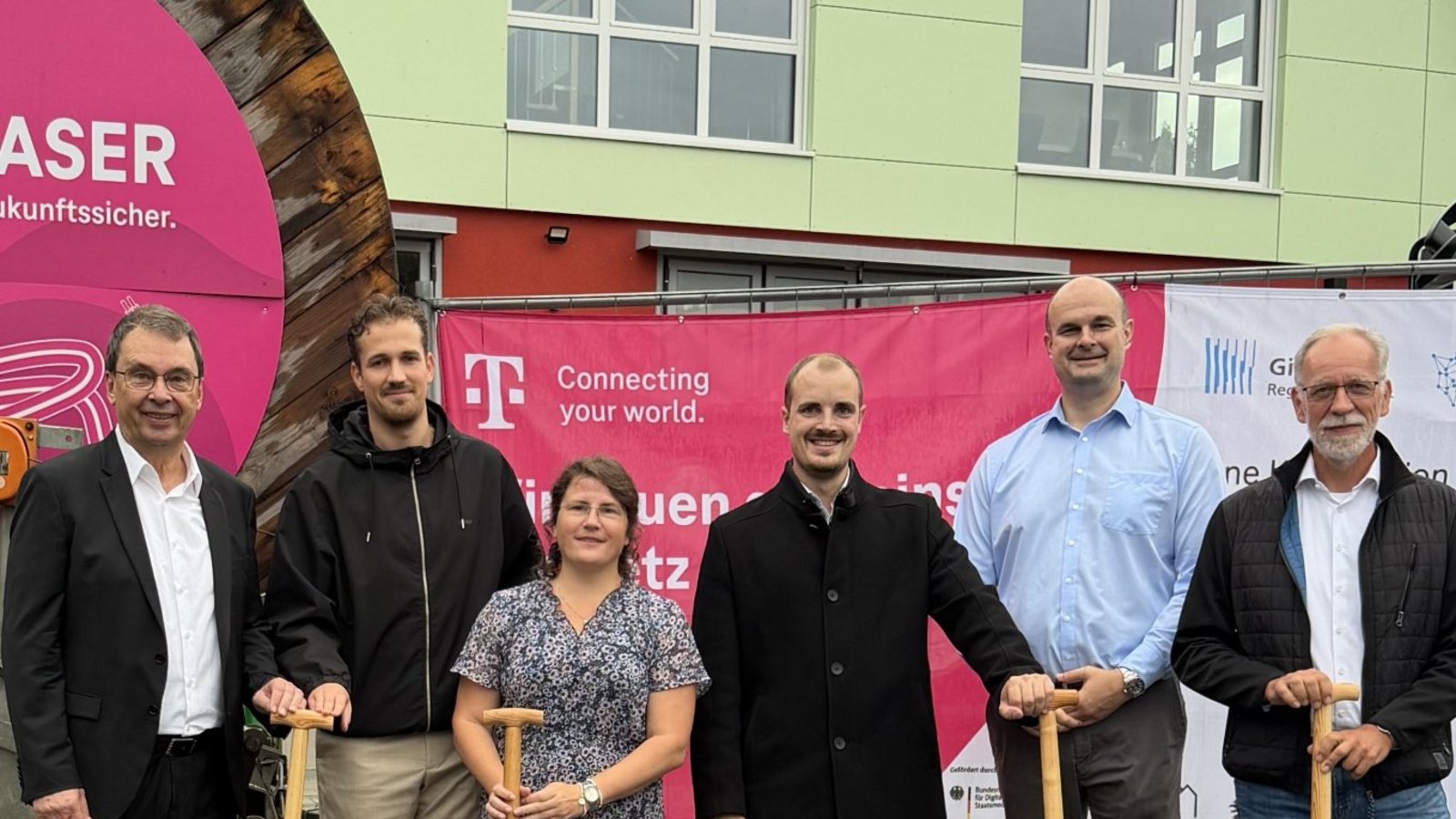 Spatenstich für mehr Glasfaser in Oberriexingen (von links): Hans-Jürgen Bahde, Felix Mach, Katharina Manthey, Ron Keller, Viktor Kostic und Volker Ackermann. Foto: p Spatenstich für mehr Glasfaser in Oberriexingen (von links): Hans-Jürgen Bahde, Felix Mach, Katharina Manthey, Ron Keller, Viktor Kostic und Volker Ackermann. Foto: p