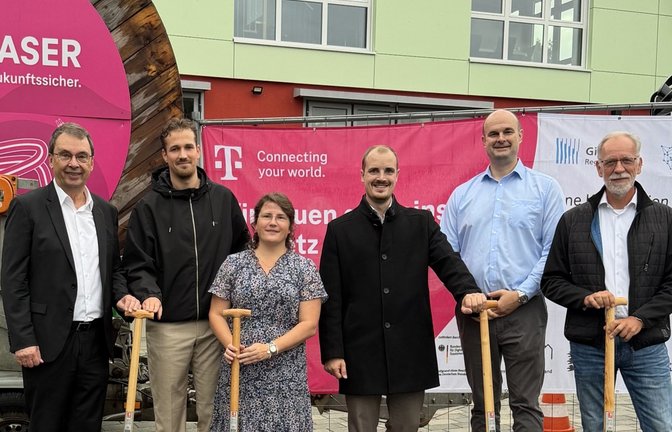Spatenstich für mehr Glasfaser in Oberriexingen (von links): Hans-Jürgen Bahde, Felix Mach, Katharina Manthey, Ron Keller, Viktor Kostic und Volker Ackermann.  <span class='image-autor'>Foto: p</span>