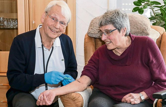 Christel Schneider aus Ensingen vermisst ihren Hausarzt Udo Beller bereits jetzt. Foto: Hansen
