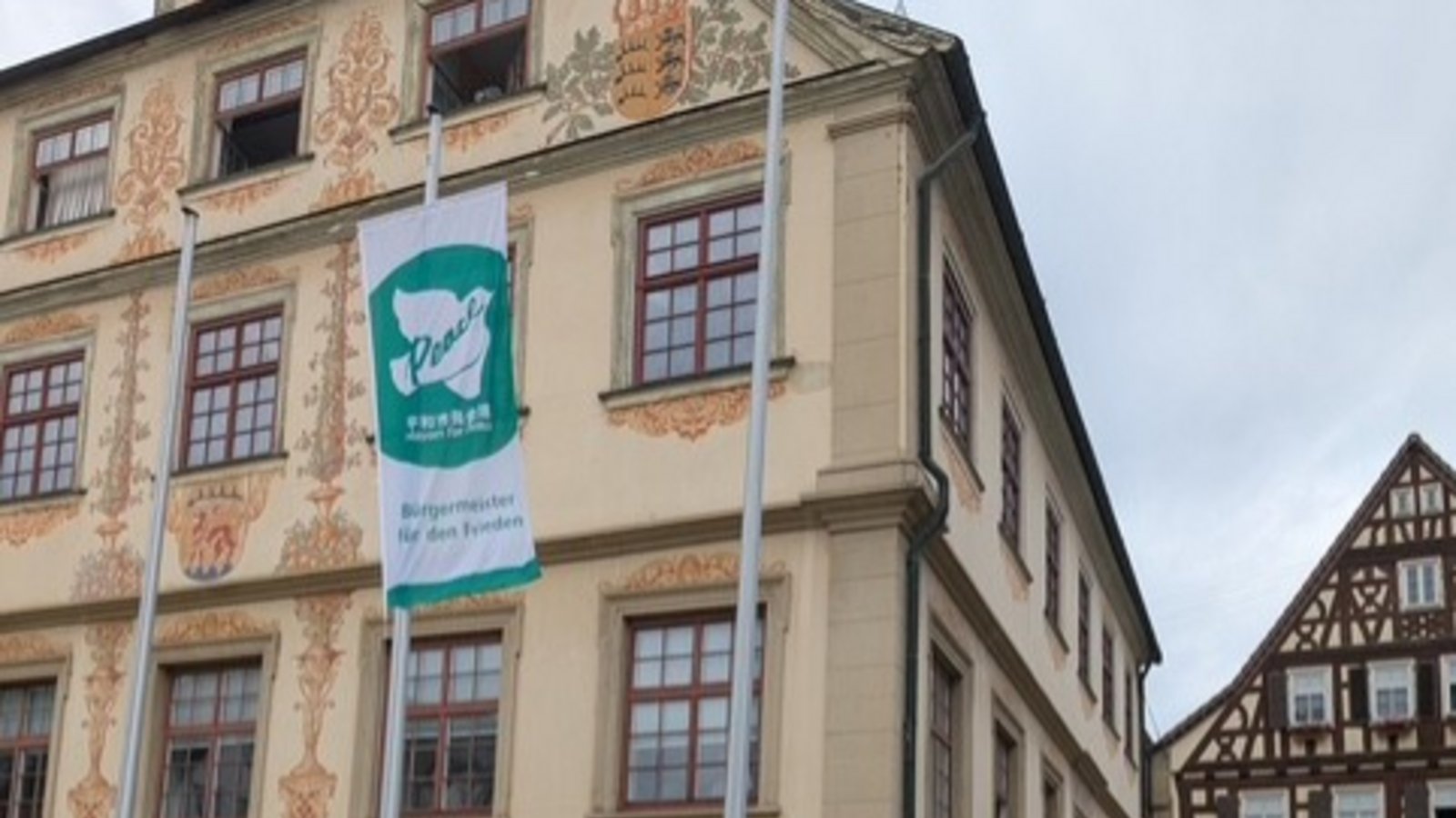 Die Friedensgruppe vor dem Rathaus. Foto: p