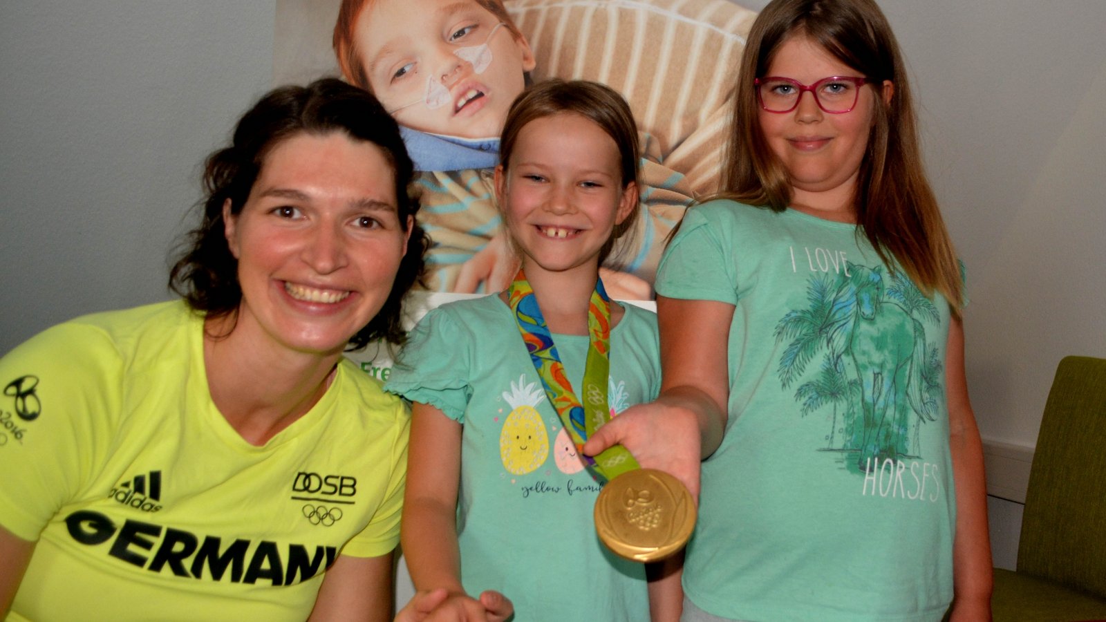Einmal eine Olympia-Goldmedaille in den Händen halten: Rosanna (rechts) und Linda freuen sich wie einst Olympiasiegerin Carina Bär-Mennigen. Fotos: Stahlfeld Einmal eine Olympia-Goldmedaille in den Händen halten: Rosanna (rechts) und Linda freuen sich wie einst Olympiasiegerin Carina Bär-Mennigen. Fotos: Stahlfeld