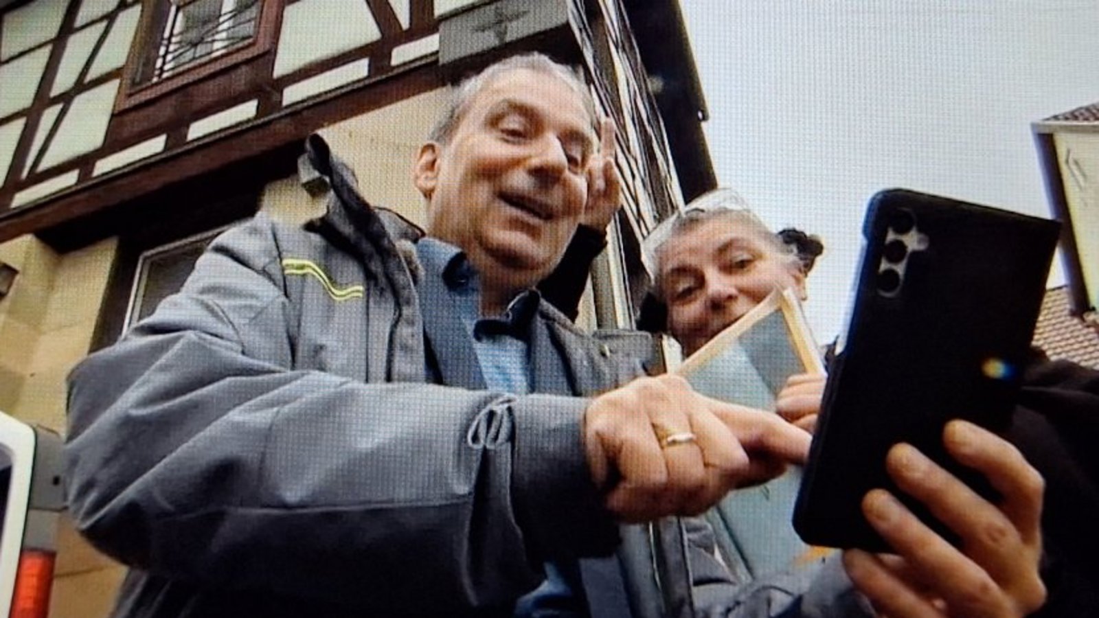 Gefunden: Thomas Knopf und Claudia Dietz haben die Detailaufnahme entdeckt. Screenshot: p Gefunden: Thomas Knopf und Claudia Dietz haben die Detailaufnahme entdeckt. Screenshot: p