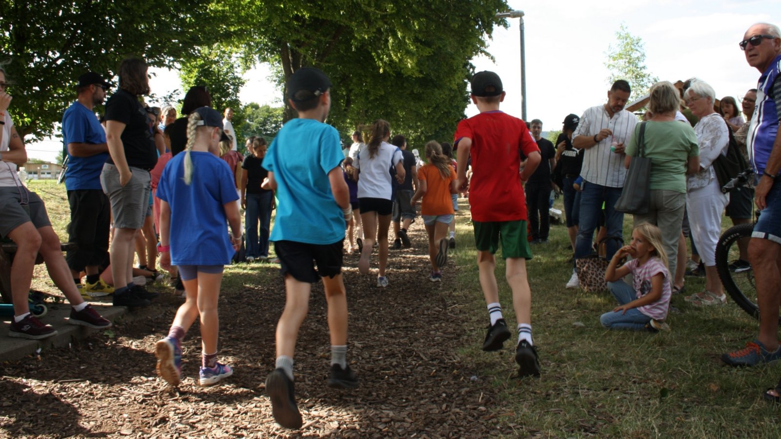 Jede Runde für einen guten Zweck: Spendenlauf der Hofäckerschule. Foto: Mross