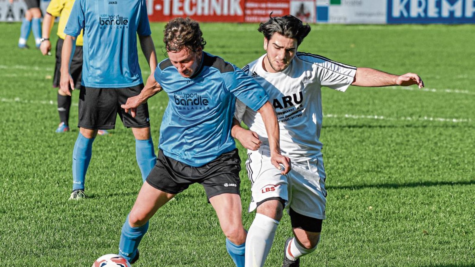 Lomersheims Manuel Knapp stellt geschickt den Körper rein, so dass Enzweihingens Hami Atalay (rechts) nicht an den Ball kommt. Foto: Leitner Lomersheims Manuel Knapp stellt geschickt den Körper rein, so dass Enzweihingens Hami Atalay (rechts) nicht an den Ball kommt. Foto: Leitner