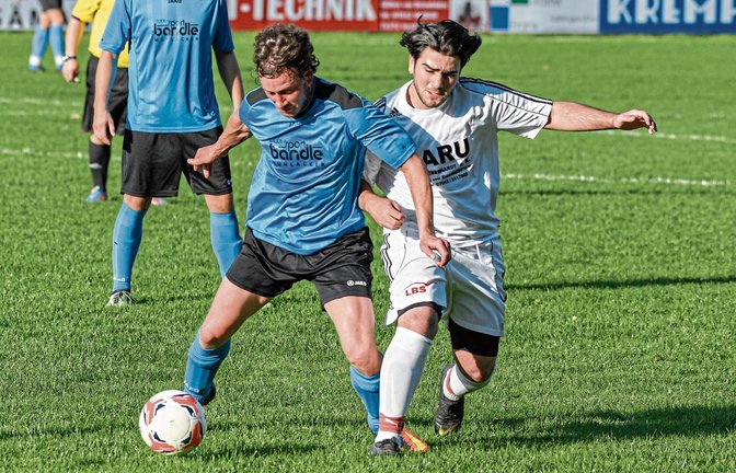 Lomersheims Manuel Knapp stellt geschickt den Körper rein, so dass Enzweihingens Hami Atalay (rechts) nicht an den Ball kommt. Foto: Leitner