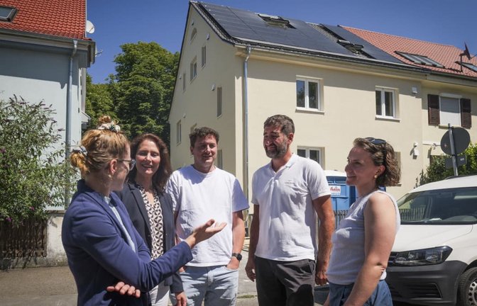 Die Hausherren Marileen (rechts) und Patrik Horner (Mitte) besprechen mit Lisa Glinski (links) von der Ludwigsburger Energieagentur, der Ludwigsburger Baubürgermeisterin Andrea Schwarz und Bauleiter Maximilian Chamaoun die letzten Details zur Sanierung.<span class='image-autor'>Simon Granville</span>
