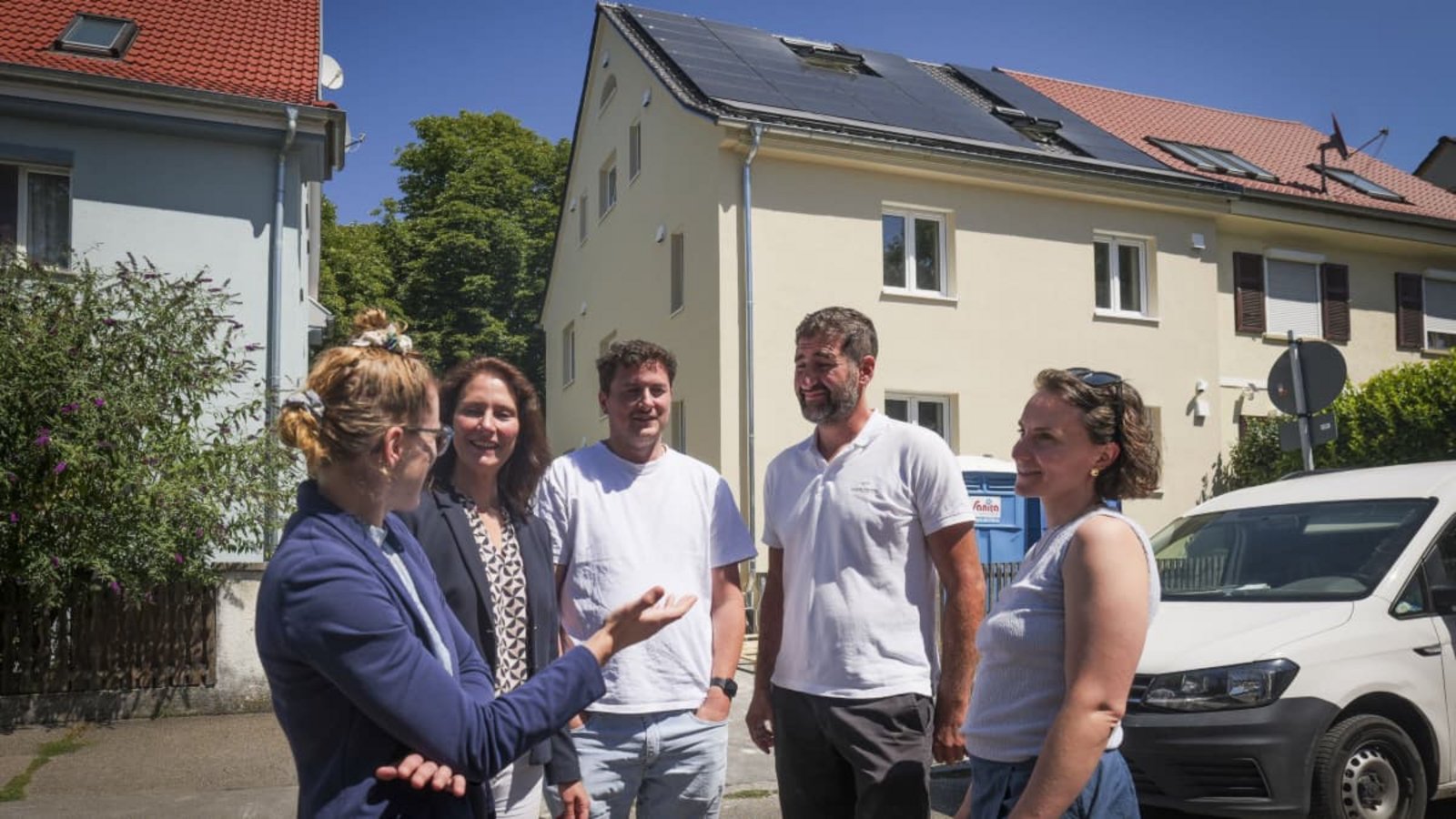 Die Hausherren Marileen (rechts) und Patrik Horner (Mitte) besprechen mit Lisa Glinski (links) von der Ludwigsburger Energieagentur, der Ludwigsburger Baubürgermeisterin Andrea Schwarz und Bauleiter Maximilian Chamaoun die letzten Details zur Sanierung.Simon Granville