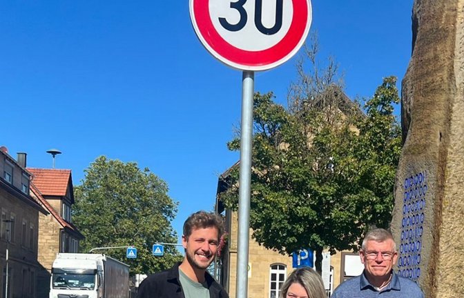 In Sternenfels und Dürrmenz gilt jetzt Tempo 30. von links: Bürgermeisterin Antonia Walch freut sich mit ihren beiden Mitarbeitern über die Aufstellung der Tempo-30-Schilder durch die Straßenmeisterei des Enzkreises. Foto: Gemeinde Sternenfels