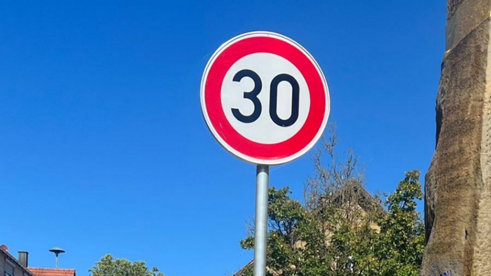 In Sternenfels und Dürrmenz gilt jetzt Tempo 30. von links: Bürgermeisterin Antonia Walch freut sich mit ihren beiden Mitarbeitern über die Aufstellung der Tempo-30-Schilder durch die Straßenmeisterei des Enzkreises. Foto: Gemeinde Sternenfels