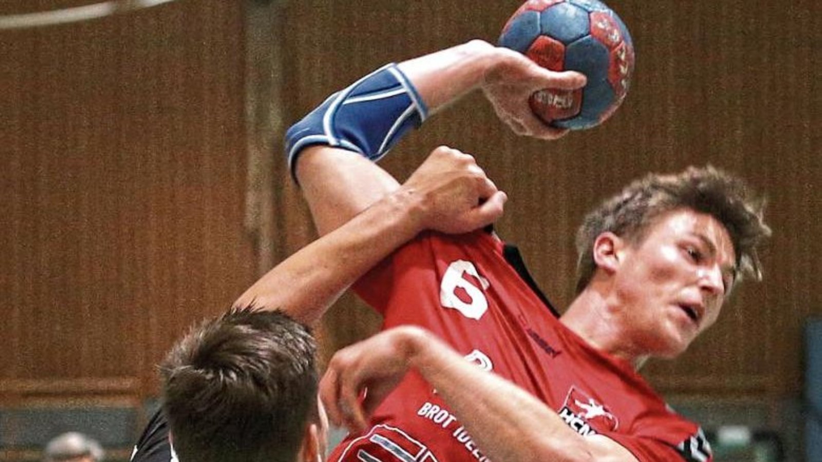 Felix Gschwend (rechts) und die Handballer des HC Metter-Enz haben sich interessante Gegner zum Ackermann-Cup eingeladen. Foto: Küppers