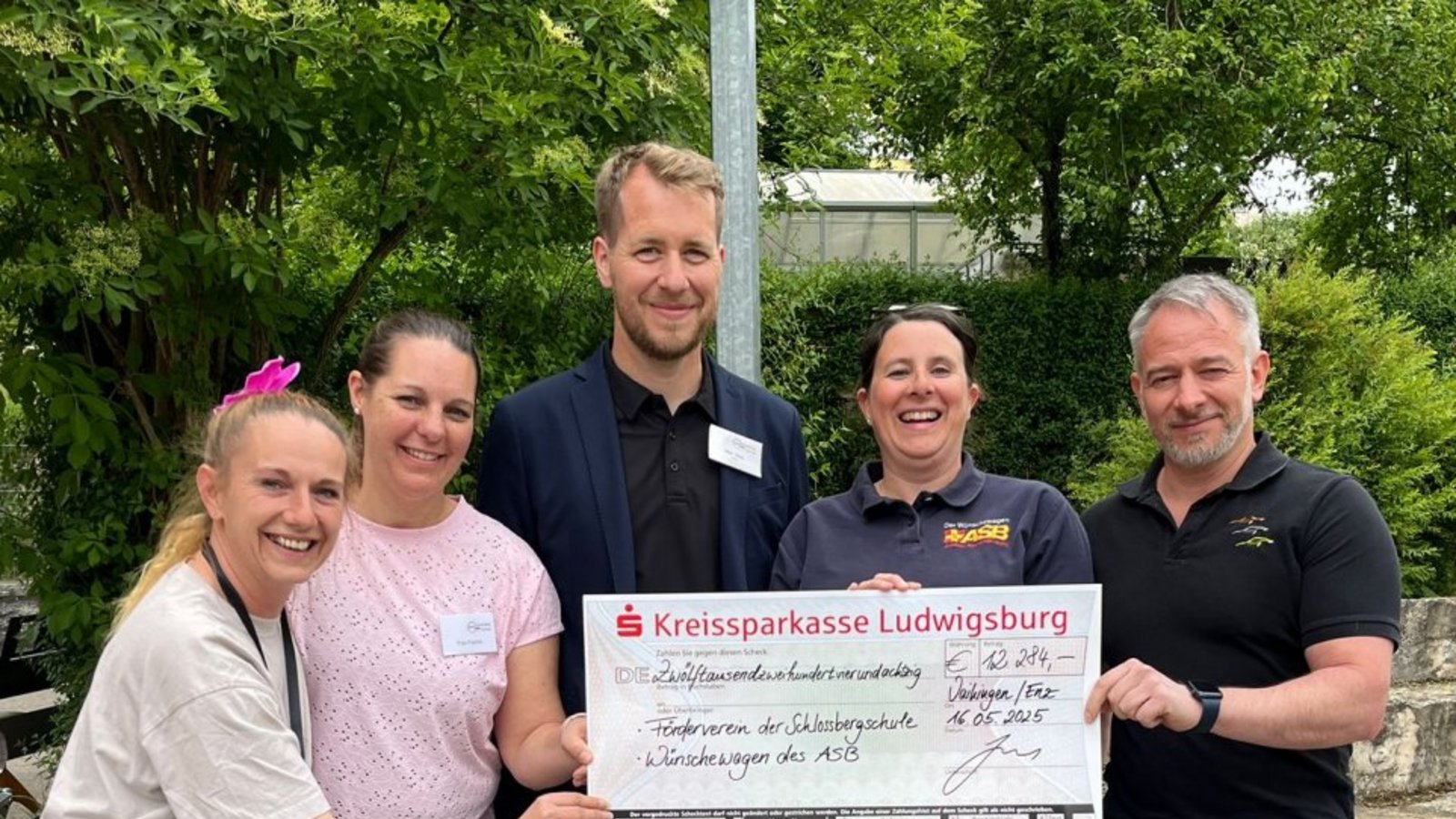 Tolles Ergebnis: 12 284 Euro sind beim Spendenlauf der Schlossbergschule zusammengekommen und wurden nun an Förderverein und „Wünschewagen“ übergeben.  Foto: p
