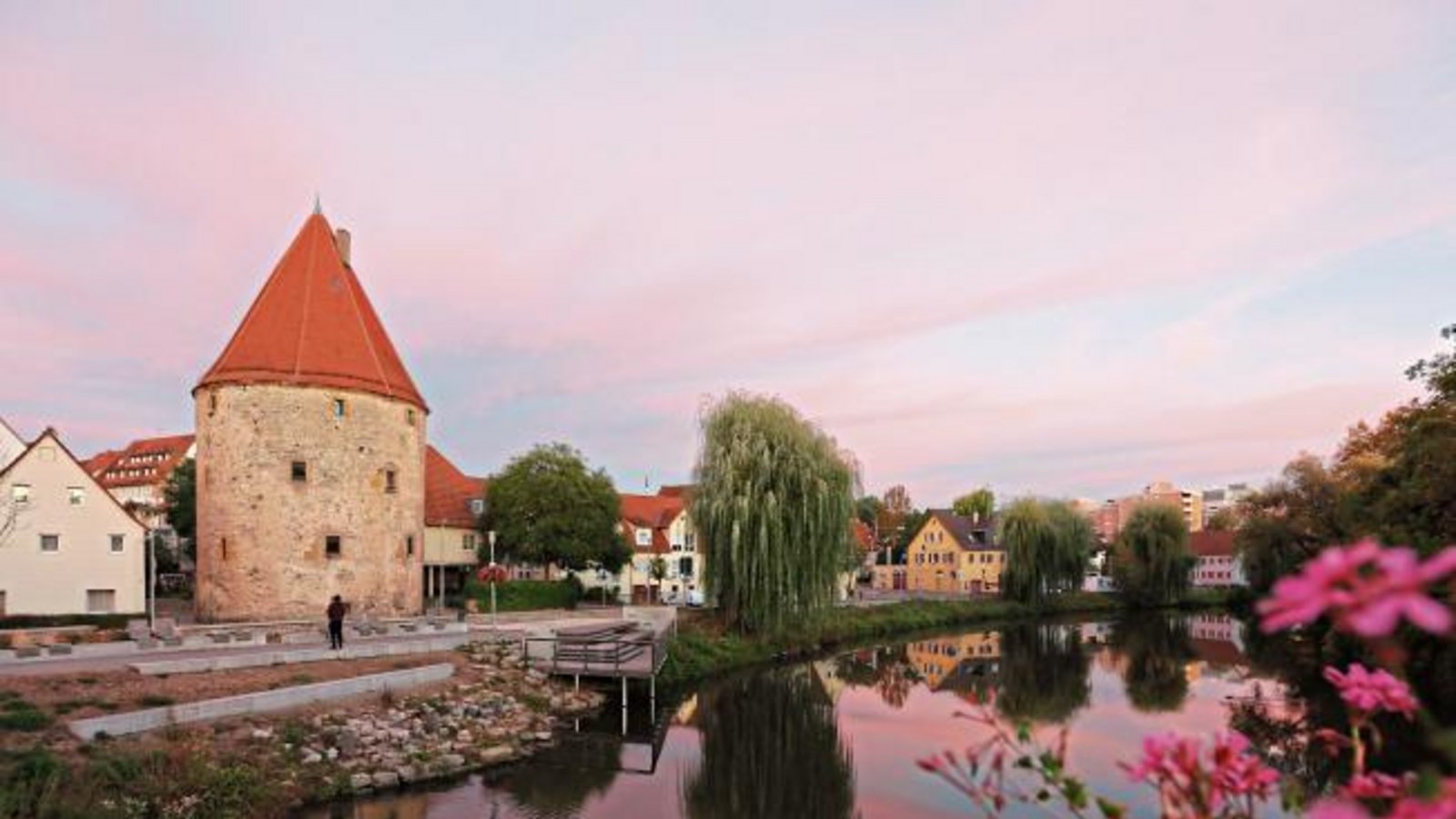 Farbenfroher könnte es beim Sonnenuntergang an der Enz kaum zugehen.  Foto: Küppers