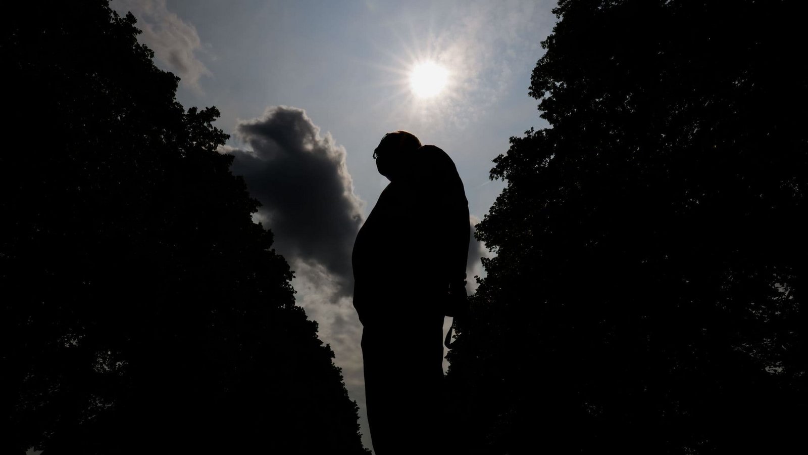 Dem RKI zufolge wird typischerweise ab einer Wochenmitteltemperatur von 20 Grad ein hitzebedingter Anstieg der Sterblichkeit sichtbar. (Symbolbild)Julian Stratenschulte/dpa Dem RKI zufolge wird typischerweise ab einer Wochenmitteltemperatur von 20 Grad ein hitzebedingter Anstieg der Sterblichkeit sichtbar. (Symbolbild)Julian Stratenschulte/dpa