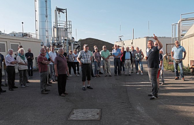 Landwirt Sebastian Schmid (rechts vorne) und die Teilnehmer der Führung durch die Biogasanlage bei Oberriexingen.  Foto: Pfisterer