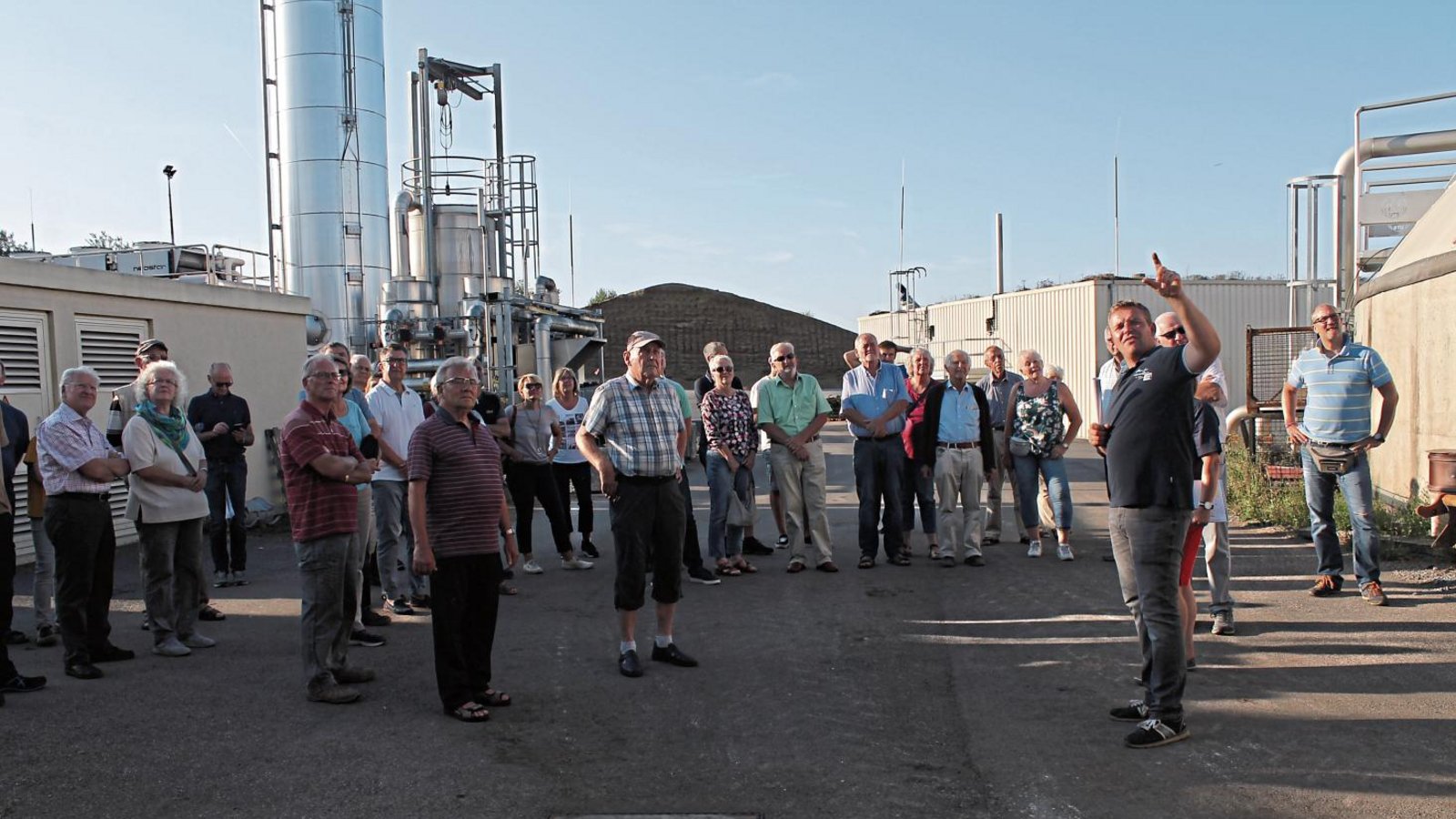 Landwirt Sebastian Schmid (rechts vorne) und die Teilnehmer der Führung durch die Biogasanlage bei Oberriexingen. Foto: Pfisterer Landwirt Sebastian Schmid (rechts vorne) und die Teilnehmer der Führung durch die Biogasanlage bei Oberriexingen. Foto: Pfisterer