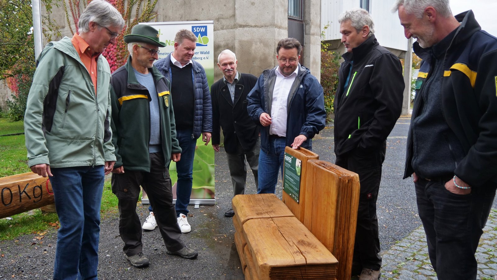 Die Klimastämme vor dem Rathaus in Illingen sind am Donnerstagnachmittag offiziell vorgestellt worden, stießen aber davor schon auf Interesse in der Bürgerschaft. Links Bürgermeister Armin Pioch. Foto: Friedrich