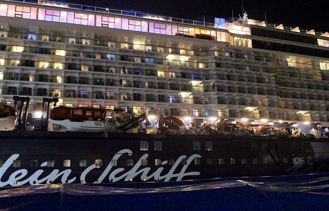 Die Passagiere können auf dem Schiff bleiben.<span class='image-autor'>Jörn Hüneke/dpa</span>