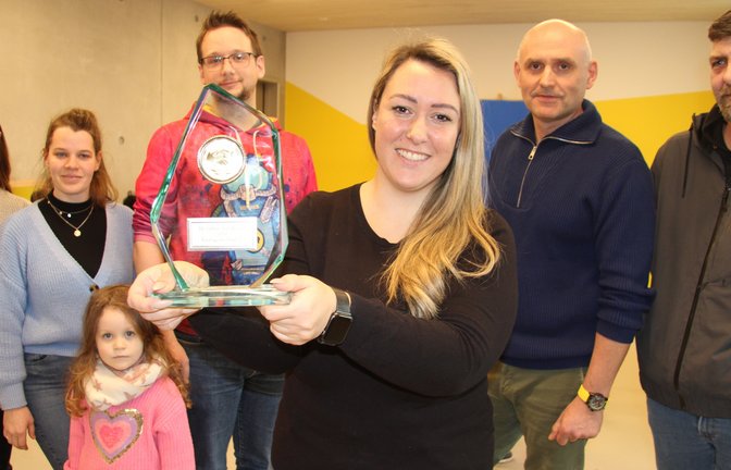 Der Sachsenheimer Gesamtelternbeiratsvorsitzende Sascha Moessner und Sascha Rackovic, der Vorsitzende des Klopferle-Elternbeirats (von rechts), überreichten den Preis an Angeliki Cannao, die Leiterin des Kindergartens „Klopferle“ und ihr Team. Bis zu 75 Kinder in drei Gruppen werden dort jeden Tag betreut.  <span class='image-autor'>Foto: Banholzer</span>