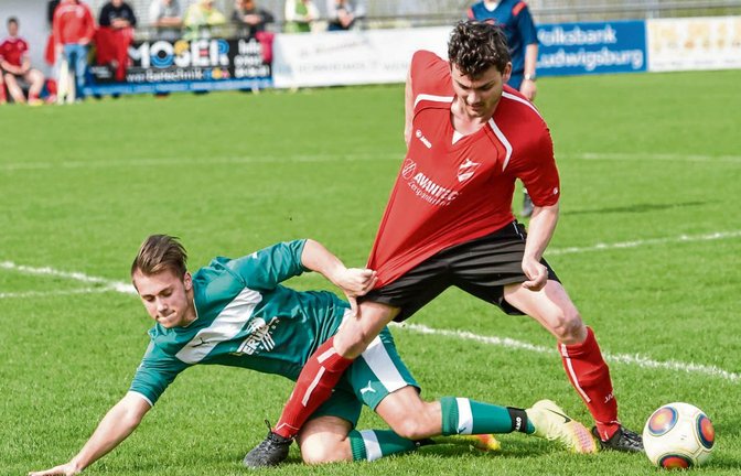 Mit allen Miteln kämpften die Horrheimer um Pascal Köhler (rechts) und die Sternenfelser um Markos Milosev um den Ball. Foto: Leitner