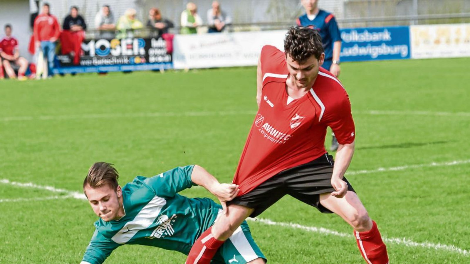 Mit allen Miteln kämpften die Horrheimer um Pascal Köhler (rechts) und die Sternenfelser um Markos Milosev um den Ball. Foto: Leitner Mit allen Miteln kämpften die Horrheimer um Pascal Köhler (rechts) und die Sternenfelser um Markos Milosev um den Ball. Foto: Leitner