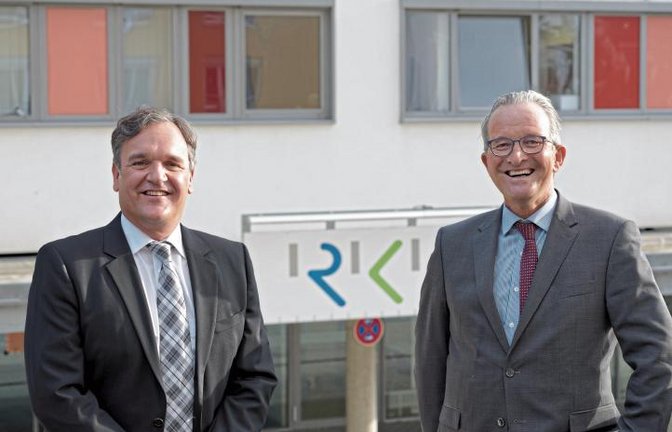 Dr. Marc-Alexander Heder (links) und Professor Dr. Stefan Sell freuen sich auf die Zusammenarbeit im Gelenkzentrum.  Foto: RKH