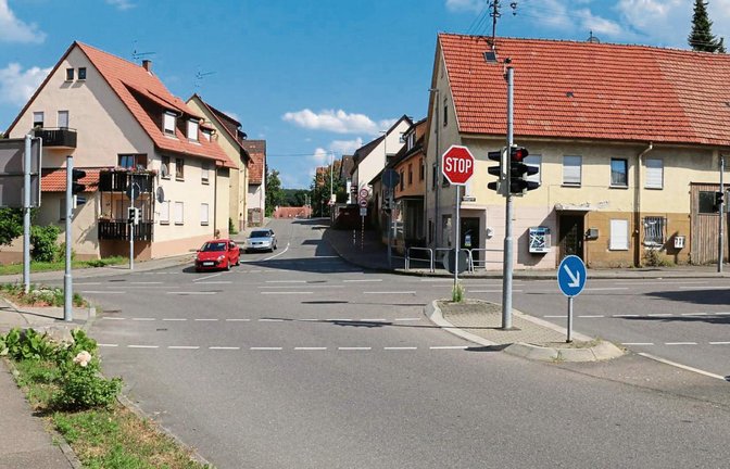 In der Sersheimer Ortsmitte soll ein Kreisverkehr entstehen. Das Gebäude, wo früher Döner verkauft wurden, hat die Gemeinde zwischenzeitlich erworben. Fotos: Bögel