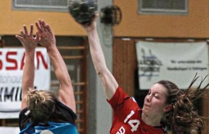 Sarah Bajer (rechts) ist aus dem Rückraum immer für den einen oder anderen Treffer für den HC Metter-Enz gut.  Foto: Nachreiner