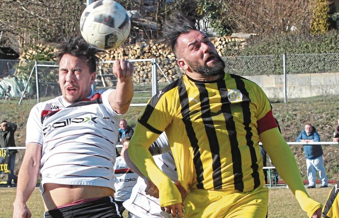 Riexingens Joni Rodrigues Marques (links) sorgte bei hohen Bällen wie hier beim Kopfball gegen Savas Kara immer wieder für Gefahr. Foto: Nachreiner
