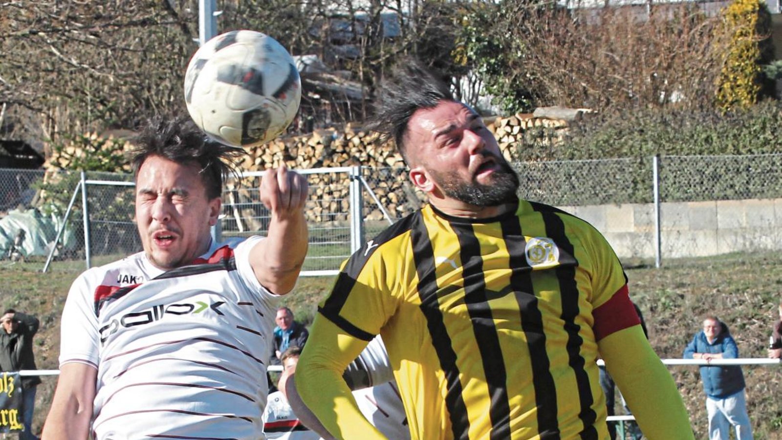 Riexingens Joni Rodrigues Marques (links) sorgte bei hohen Bällen wie hier beim Kopfball gegen Savas Kara immer wieder für Gefahr. Foto: Nachreiner Riexingens Joni Rodrigues Marques (links) sorgte bei hohen Bällen wie hier beim Kopfball gegen Savas Kara immer wieder für Gefahr. Foto: Nachreiner