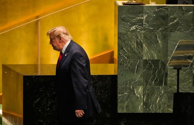 US-Präsident Donald Trump verlässt nach seiner Rede während der 81. Sitzung der Generalversammlung der Vereinten Nationen im Hauptquartier der Vereinten Nationen den Saal.<span class='image-autor'>Seth Wenig/AP/dpa</span>