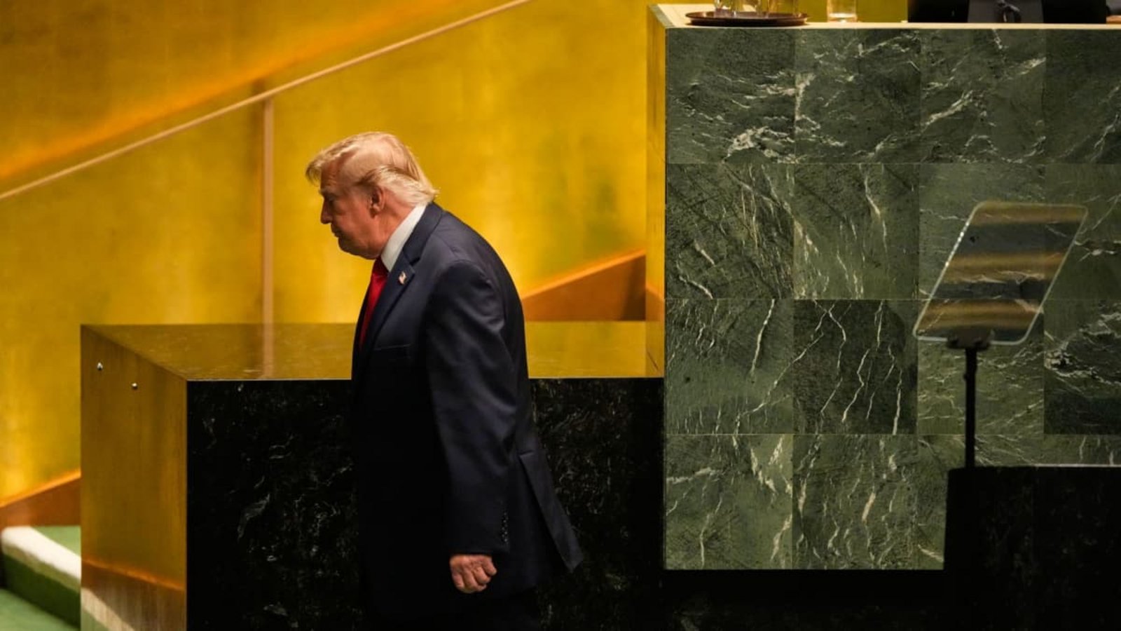 US-Präsident Donald Trump verlässt nach seiner Rede während der 81. Sitzung der Generalversammlung der Vereinten Nationen im Hauptquartier der Vereinten Nationen den Saal.Seth Wenig/AP/dpa