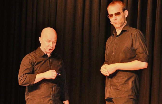 Geniale Wortakrobaten: Helge Thun (rechts) und Udo Zepezauer.  Foto: Stahlfeld