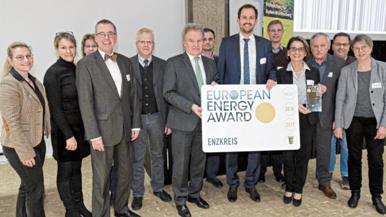 So sehen Sieger aus: Stolz nimmt Landrat Bastian Rosenau (Sechster von rechts) aus den Händen von Umweltminister Franz Untersteller (Sechster von links) den European Energy Award in Gold entgegen. So sehen Sieger aus: Stolz nimmt Landrat Bastian Rosenau (Sechster von rechts) aus den Händen von Umweltminister Franz Untersteller (Sechster von links) den European Energy Award in Gold entgegen.
