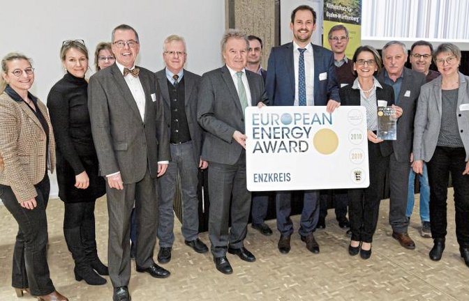 So sehen Sieger aus: Stolz nimmt Landrat Bastian Rosenau (Sechster von rechts) aus den Händen von Umweltminister Franz Untersteller (Sechster von links) den European Energy Award in Gold entgegen.