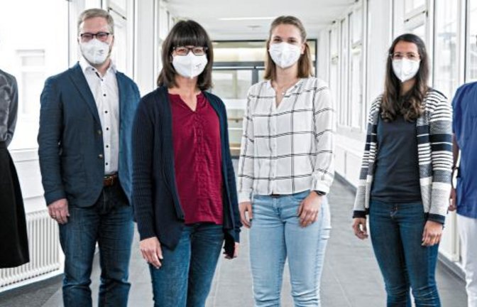 Sie freuen sich über den Start der Ambulanten Krebsberatungsstelle (von links): Anne Matros, Regionaldirektorin der RKH-Kliniken, Philip Schreiber, Sozialarbeiter, Tanja Seidel, Koordinatorin, Sarah Siebenrock, Psychologin, Patricia Hilligardt, Psychologin, und Dr. Matthias Ulmer, Sektionsleiter Hämato-Onkologie.  Foto: Stollenberg