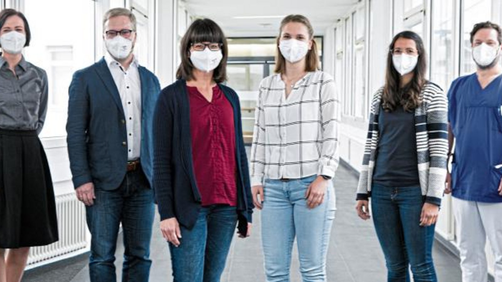 Sie freuen sich über den Start der Ambulanten Krebsberatungsstelle (von links): Anne Matros, Regionaldirektorin der RKH-Kliniken, Philip Schreiber, Sozialarbeiter, Tanja Seidel, Koordinatorin, Sarah Siebenrock, Psychologin, Patricia Hilligardt, Psychologin, und Dr. Matthias Ulmer, Sektionsleiter Hämato-Onkologie.  Foto: Stollenberg