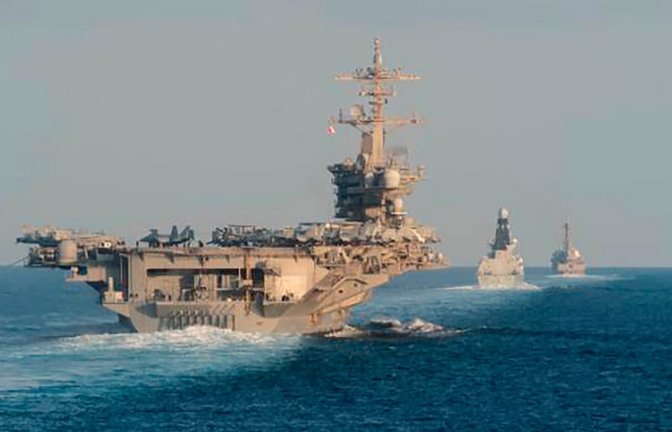 Auf diesem von der US-Marine zur Verfügung gestellten Foto durchqueren der US-Flugzeugträger USS Abraham Lincoln (l), der britische Luftabwehrzerstörer HMS Defender und der US-Lenkwaffenzerstörer USS Farragut die internationale Meerenge Straße von Hormus<span class='image-autor'>Zachary Pearson/U.S. Navy via AP/dpa</span>