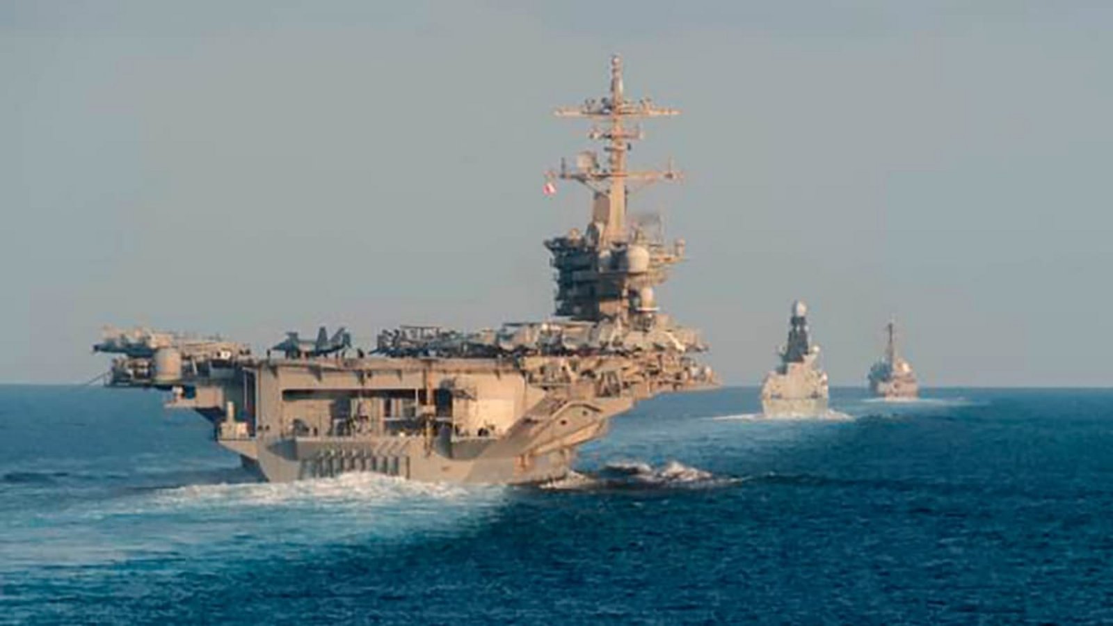 Auf diesem von der US-Marine zur Verfügung gestellten Foto durchqueren der US-Flugzeugträger USS Abraham Lincoln (l), der britische Luftabwehrzerstörer HMS Defender und der US-Lenkwaffenzerstörer USS Farragut die internationale Meerenge Straße von HormusZachary Pearson/U.S. Navy via AP/dpa Auf diesem von der US-Marine zur Verfügung gestellten Foto durchqueren der US-Flugzeugträger USS Abraham Lincoln (l), der britische Luftabwehrzerstörer HMS Defender und der US-Lenkwaffenzerstörer USS Farragut die internationale Meerenge Straße von HormusZachary Pearson/U.S. Navy via AP/dpa