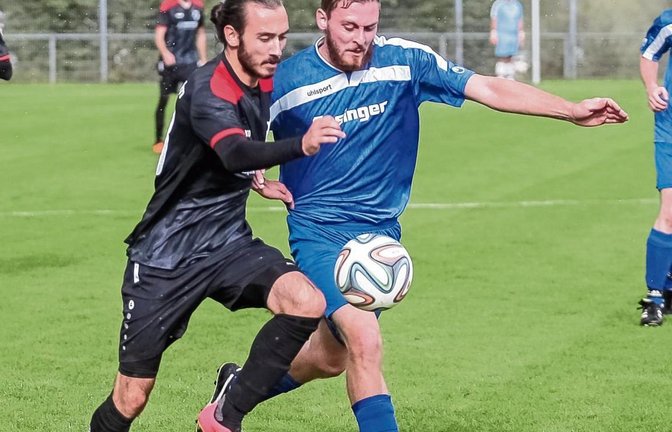 Horrheims Jovan Gazinkovski (links), hier im Laufduell mit Robin Bahnmaier, eröffnete den Torreigen in Gündelbach. Foto: Simecek