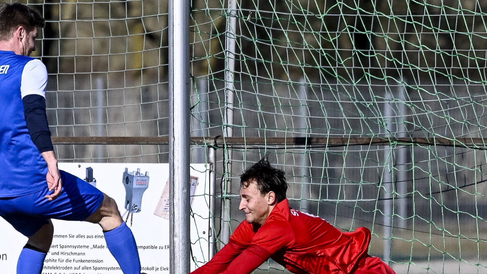 Tim Sattler (rechts) hat sich vorerst im Tor des SV Illingen festgespielt und vertritt den verletzten Leon Berner stark. Foto: Leitner