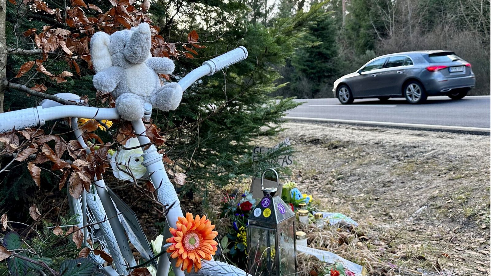 Am Dienstagmittag an der Unfallstelle in Neuhausen. Ein sogenannten Ghostebike soll an den Tod von Andreas Mandalka erinnern.Foto: StZN/Lea Krug Am Dienstagmittag an der Unfallstelle in Neuhausen. Ein sogenannten Ghostebike soll an den Tod von Andreas Mandalka erinnern.Foto: StZN/Lea Krug