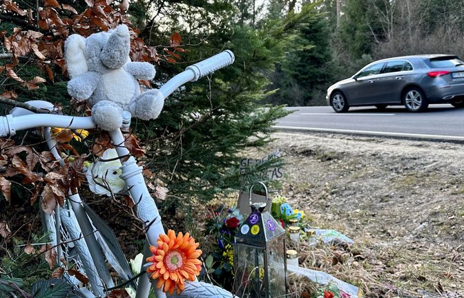 Am Dienstagmittag an der Unfallstelle in Neuhausen. Ein sogenannten Ghostebike soll an den Tod von Andreas Mandalka erinnern.<span class='image-autor'>Foto: StZN/Lea Krug</span>