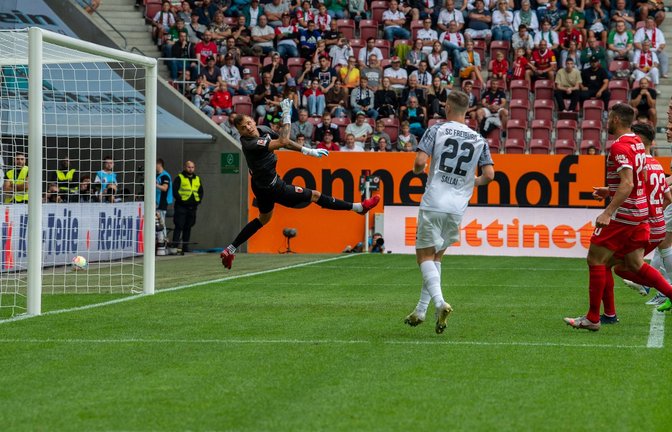 Augsburgs Torwart Rafal Gikiewicz (l) kann dem Ball beim 0:2 nur noch hinterherschauen.<span class='image-autor'>Foto: Stefan Puchner/dpa</span>