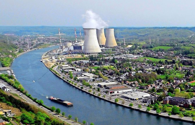 Der Meiler 3 des Atomkraftwerkes Tihange am Ufer der Maas wird noch bis 2035 laufen. Er wird mit großem Aufwand modernisiert. Die anderen Reaktoren an dem Standort werden abgestellt.<span class='image-autor'>Foto: dpa/Eric Lalmand</span>